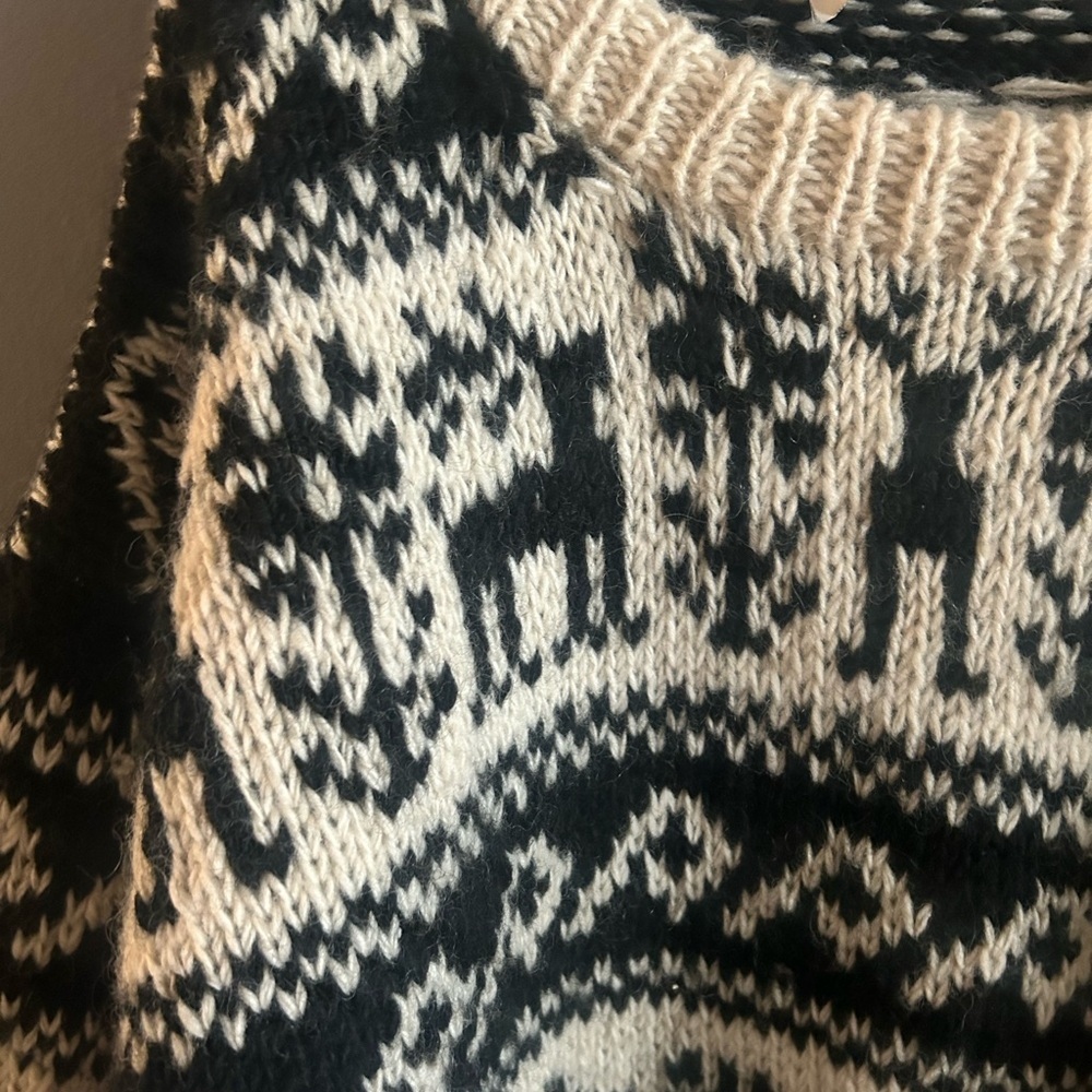 100 % wool made in nepal chunky thick Black and Cream Patterned Sweater - Picture 2 of 4